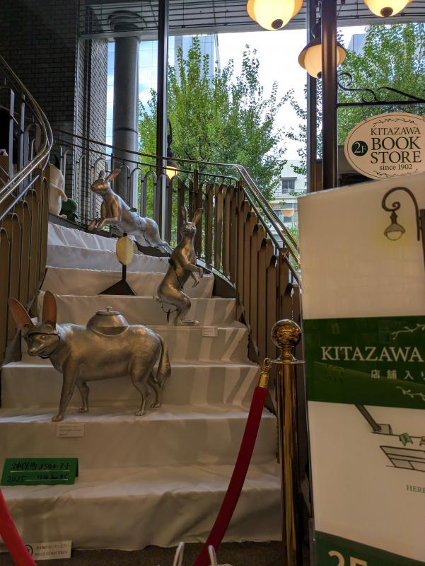 階段にウサギなどの彫刻作品が展示されている