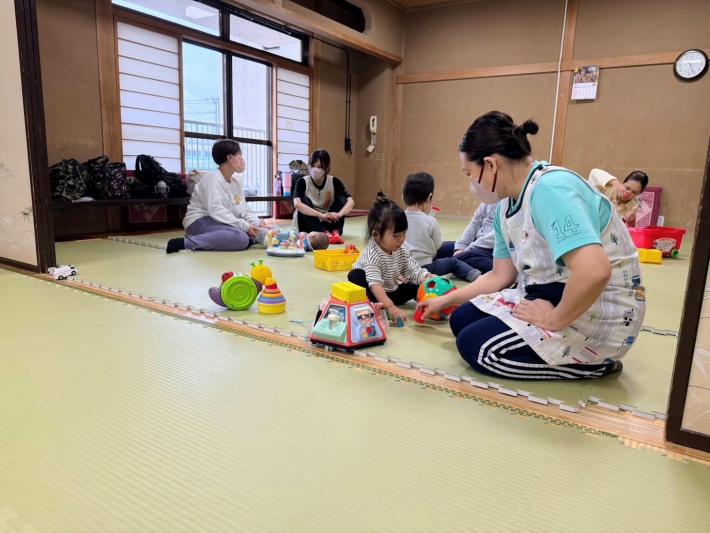 先生と子どもが遊んでいる写真