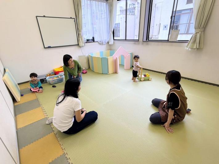 3組の親子が遊んでいる写真