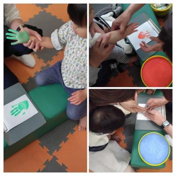 子どもが手形を取っている