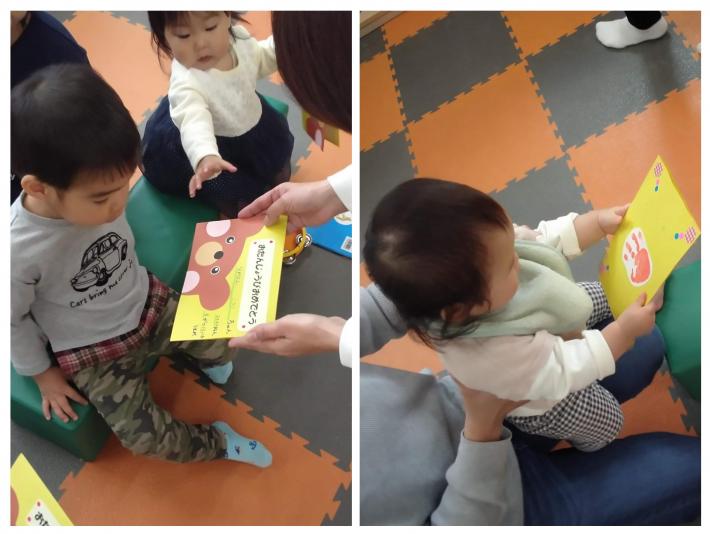 バースデーカードを受け取る子ども