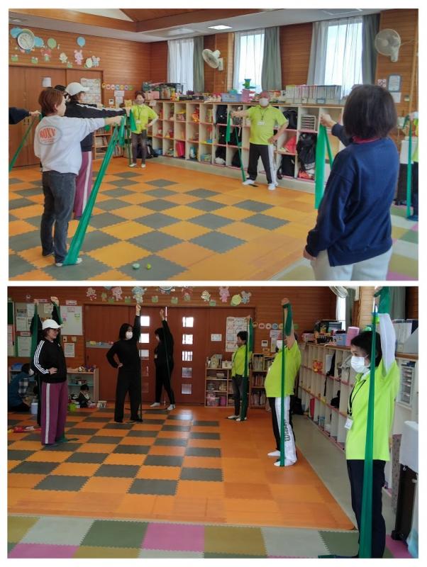 チューブ体操をしている写真