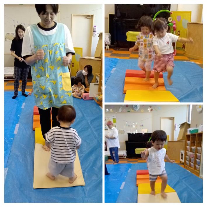 階段のクッションで遊ぶ子どもたちの写真