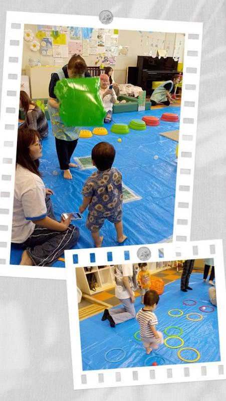 先生と大きな風船で遊ぶ写真