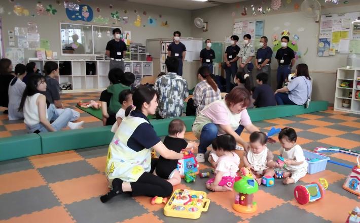 子どもたちを見ている先生の写真