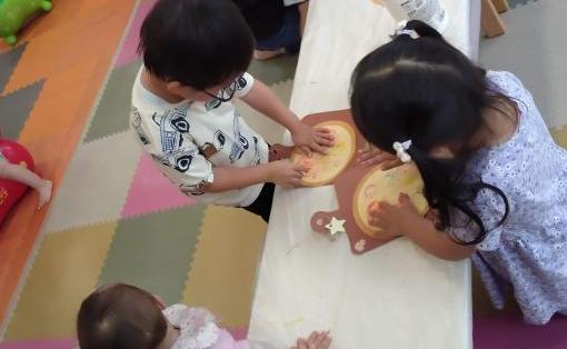仕上がった作品を台紙に貼っている様子