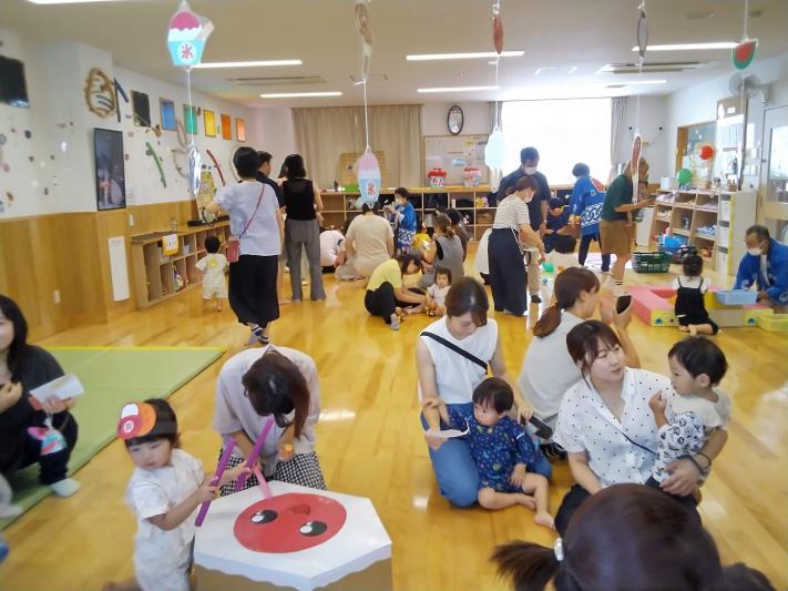 夏祭りを楽しんでいる写真