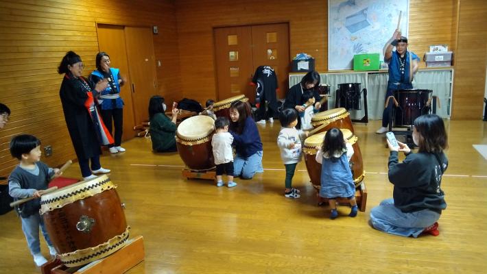 子どもが太鼓の体験をする様子