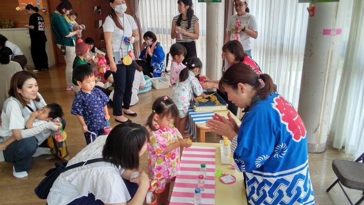 親子でおまつりを楽しんでいる写真