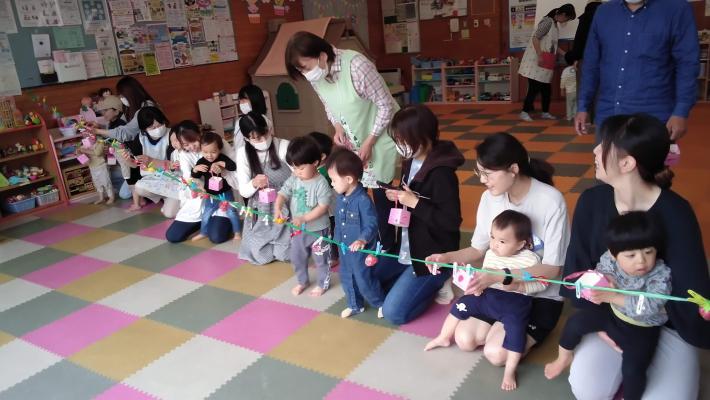 いちご狩りを楽しんでいる写真