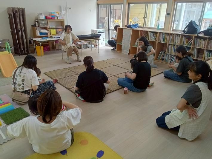 手遊びをする様子