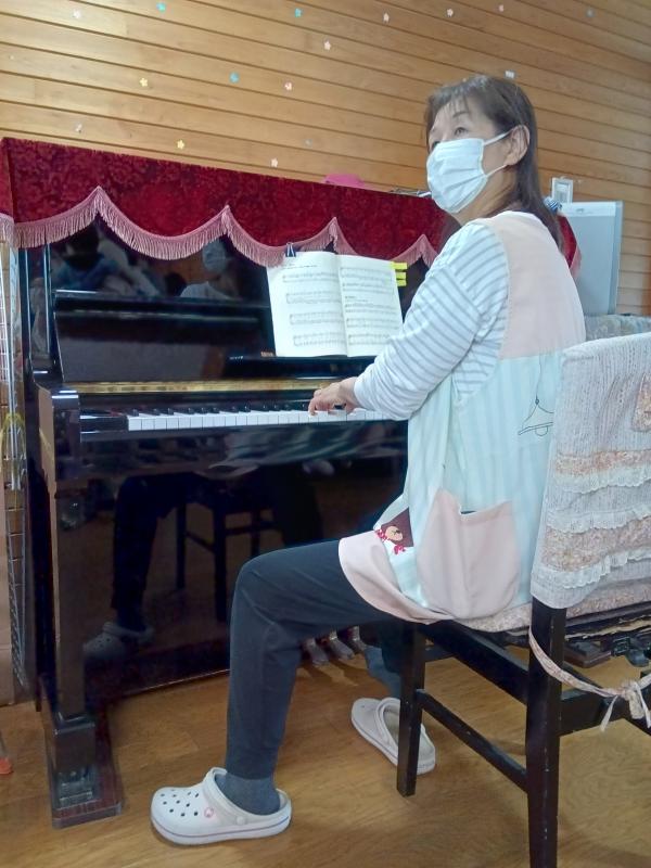 子育て支援センターの先生がピアノを弾く様子
