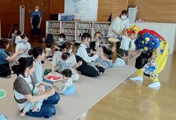 親子が皿回し体験をする様子