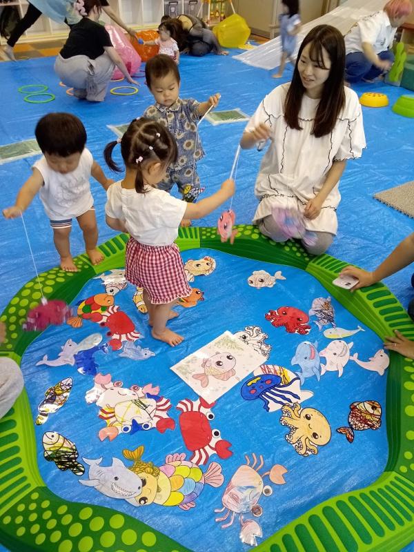 みんなで釣りを楽しんでいる写真