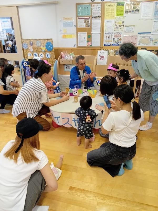 みんなでアイスを作っている写真