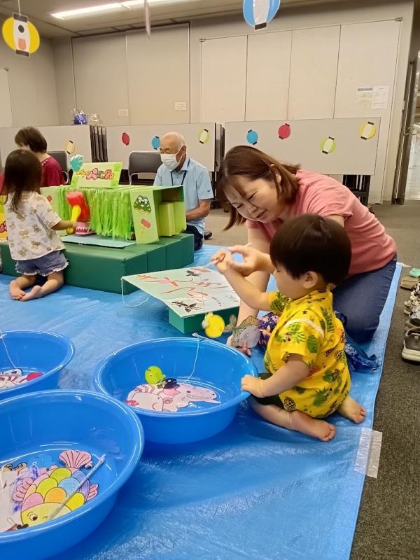 魚つりを楽しんでいる写真
