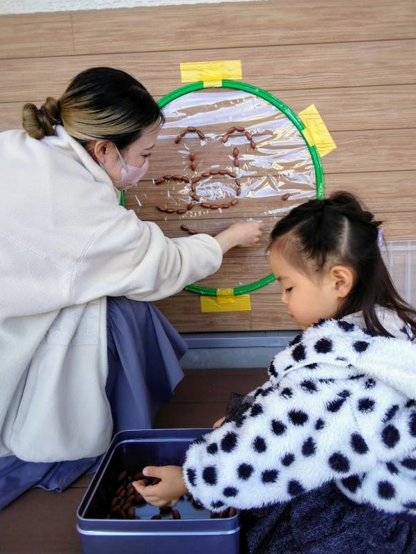 親子で顔を作っている写真