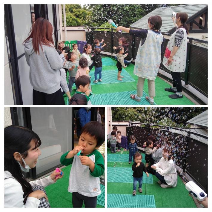 こどもたちがシャボン玉で遊ぶ写真