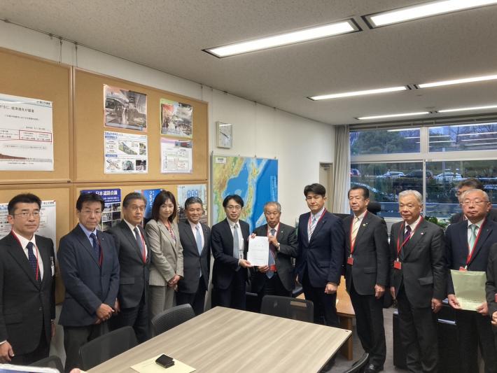 スーツを着て横並びになる男女