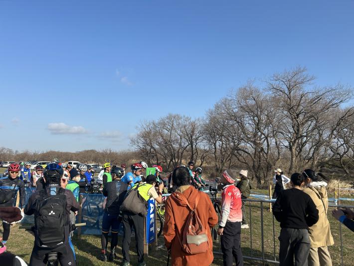 スタートラインに集まる大勢の自転車に乗った選手たち