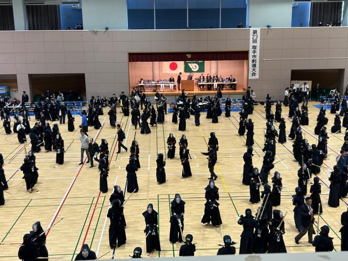 剣道着を着て稽古に励む多くの学生