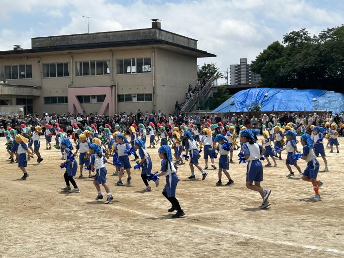 頭にバンダナを巻いてダンスを踊る子どもたち