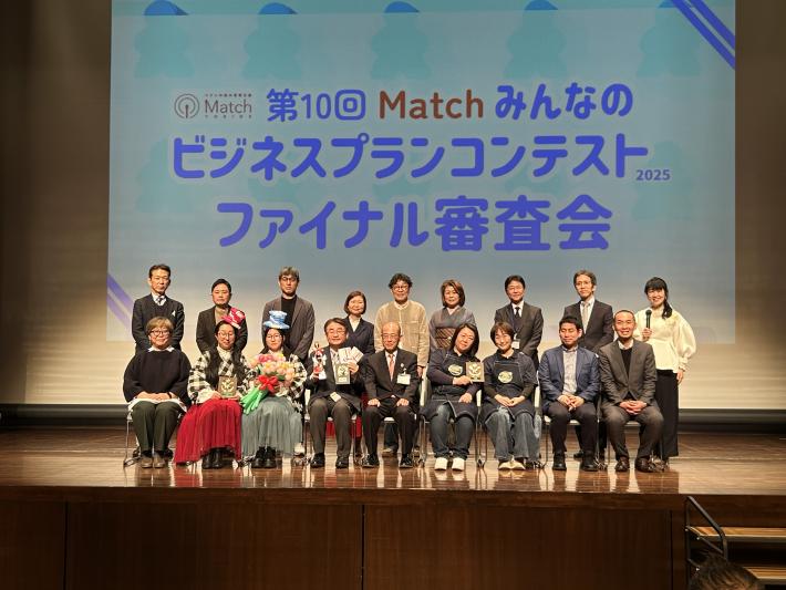 ステージ上で横並びになる出演者の皆さん