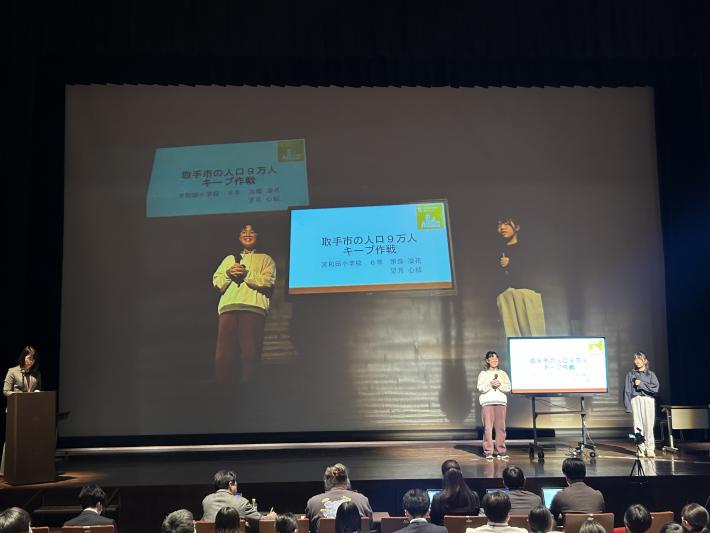 大型のスクリーンに映し出されたこどもたち