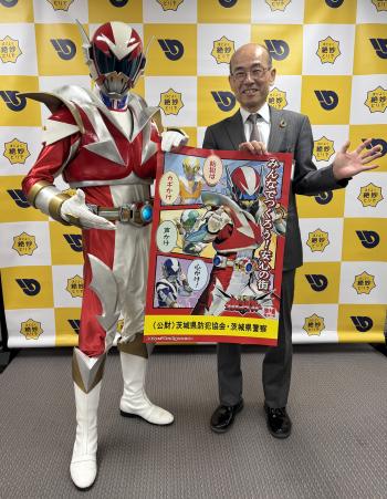 ヒーローのコスプレをした人とスーツを着た男性