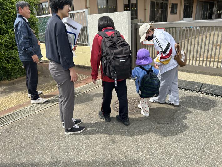 園児を中心に手をつないで歩く学生たち