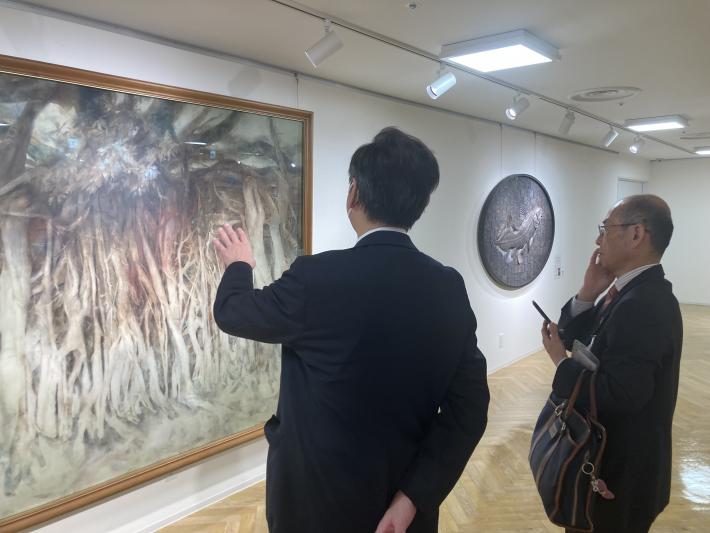 取手市長賞作品を鑑賞する男性