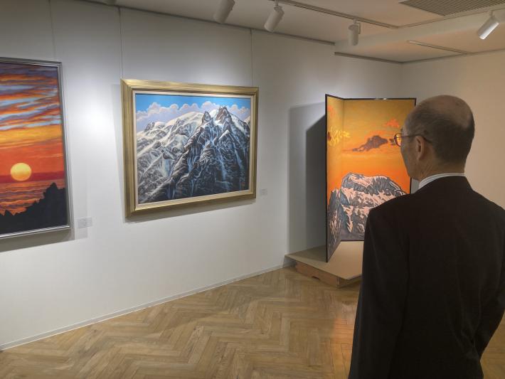 とりでアートギャラリーにて市所蔵作品である絵画を鑑賞する男性