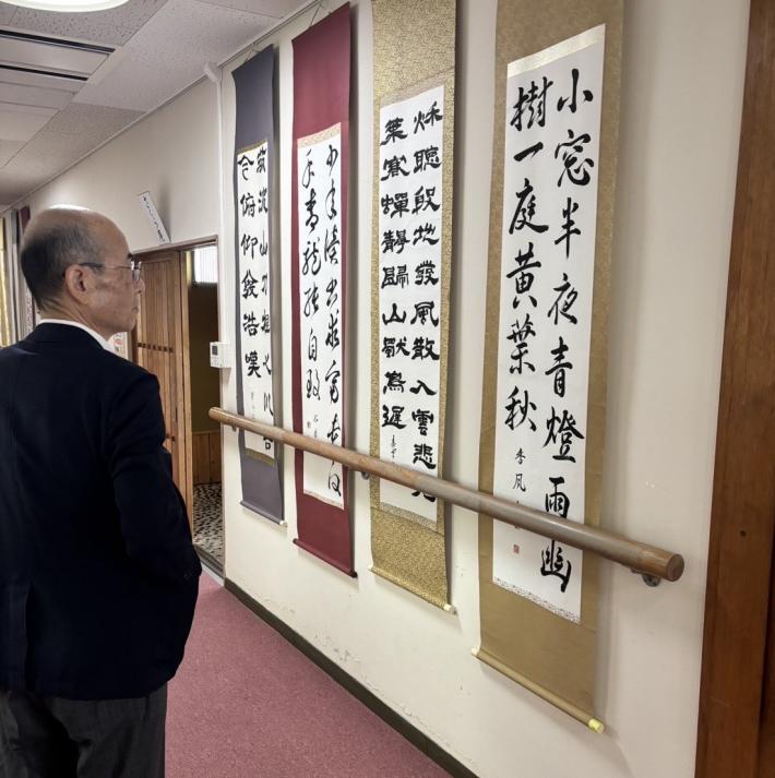書道作品を鑑賞する男性