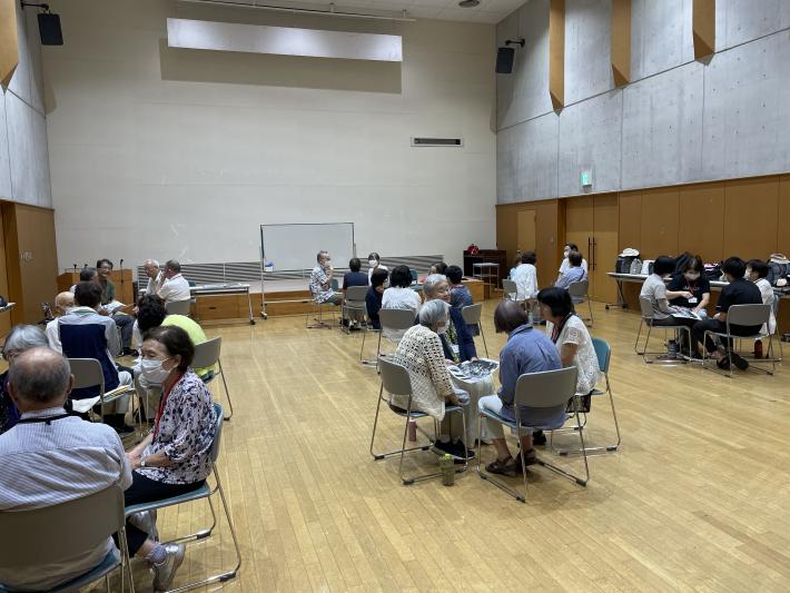 楽しくおしゃべりする様子
