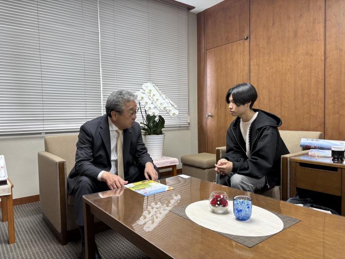 市長室に演奏会チラシを見せながら中村頼人が市長にお話ししている様子