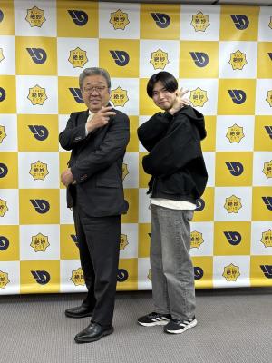 中村頼人さんと中村市長が右手を左肩に添えたポーズの写真