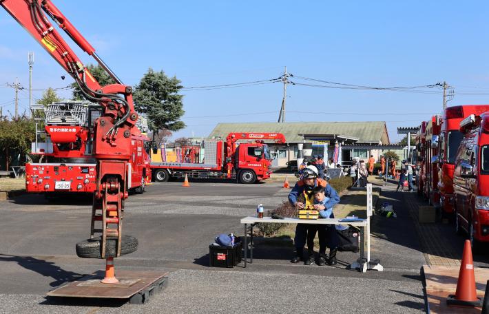 重機を操作するこども