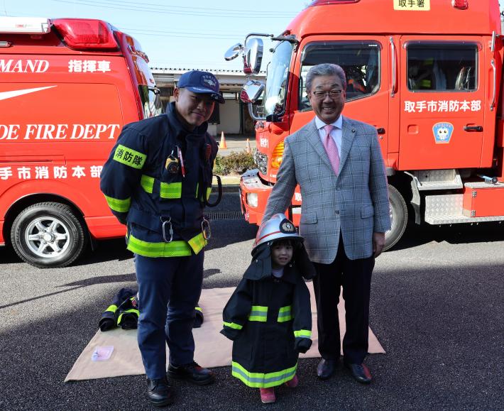 消防服を着る子ども