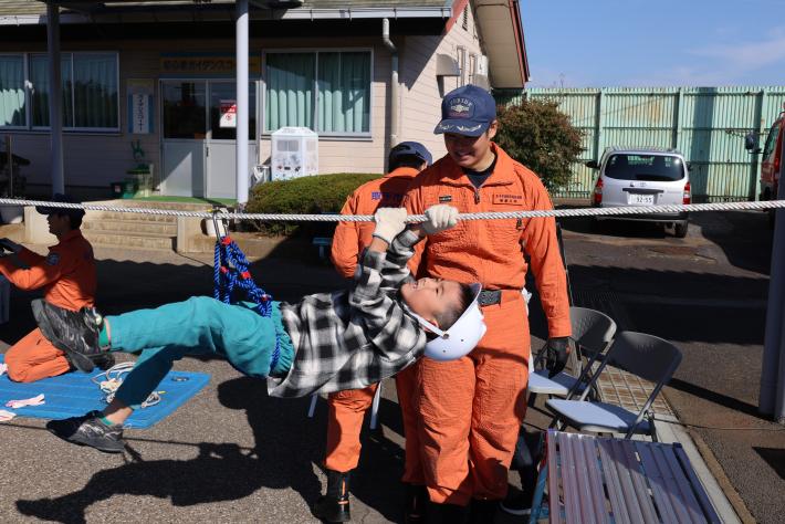 ロープを伝う子ども