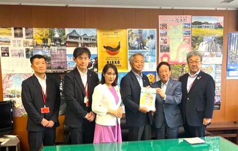 要望書を持つ男性2名を中心に横並びにある男女