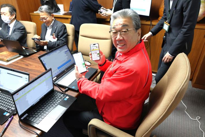 スマートフォンを持って目線を向ける男性