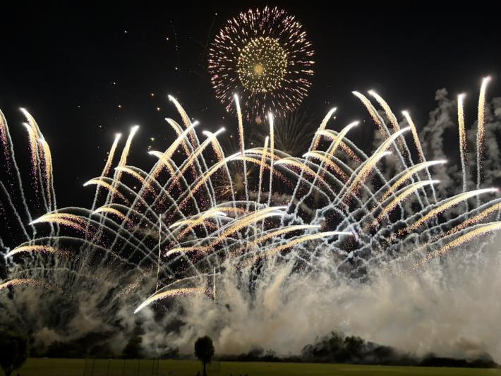 線状に打ちあがった花火
