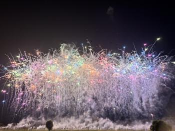 線状に打ちあがるカラフルな花火