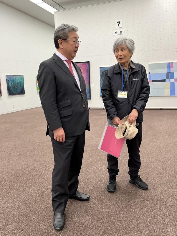 松田先生から絵画の説明を受ける市長