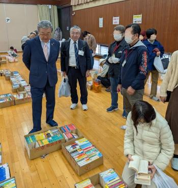 中古本を販売する様子