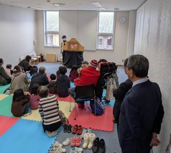 絵本の読み聞かせを聞くこどもたち