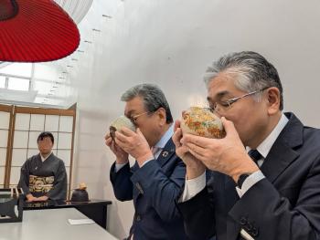 お茶を飲む男性たち