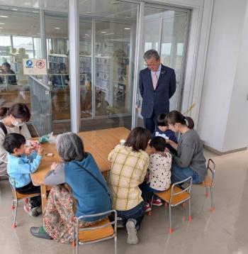 しおりづくりをする親子