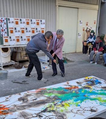 絵画パフォーマンスに参加する男性