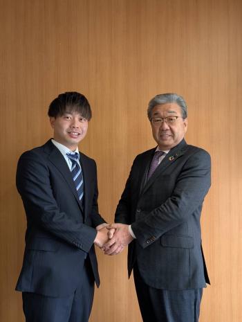 手をつなぐ男性2名